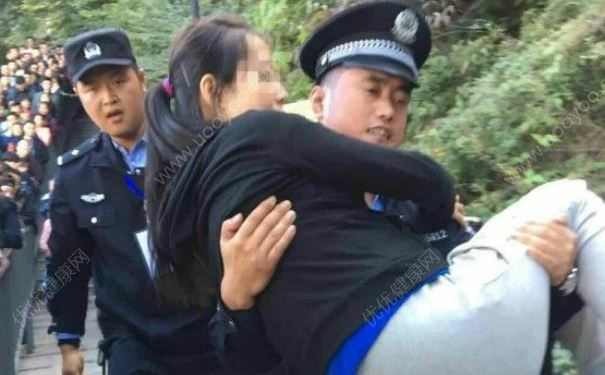 孕婦爬華山身體不適，民警接力抱下山就醫(yī)，孕婦不適合什么功能？(2)