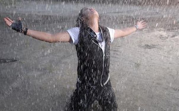 下雨時(shí)跑步和走路哪個(gè)淋雨少？下雨時(shí)走路淋到的雨將會(huì)比跑步的人少(1)