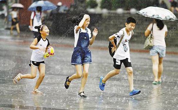 下雨時(shí)跑步和走路哪個(gè)淋雨少？下雨時(shí)走路淋到的雨將會(huì)比跑步的人少(3)