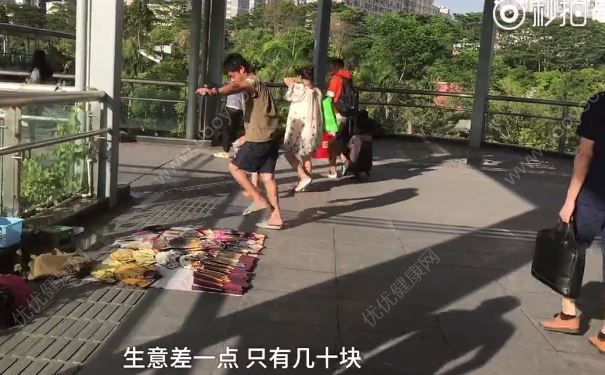 腦癱小哥放棄乞討擺攤賣扇子：想找個女朋友，腦癱該怎么調理？(4)