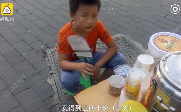 11歲男孩街頭賣涼蝦，已賺千元學(xué)費(fèi)，涼蝦是什么鬼？(2)