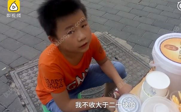 11歲男孩街頭賣涼蝦，已賺千元學(xué)費(fèi)，涼蝦是什么鬼？(3)