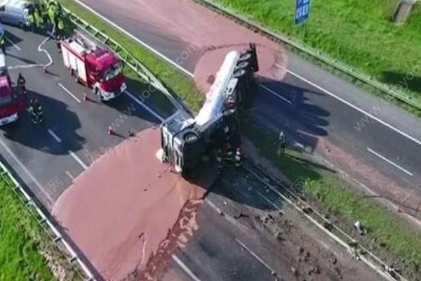 15噸液體巧克力翻車，吃瓜群眾：這馬路我能舔一年(1)