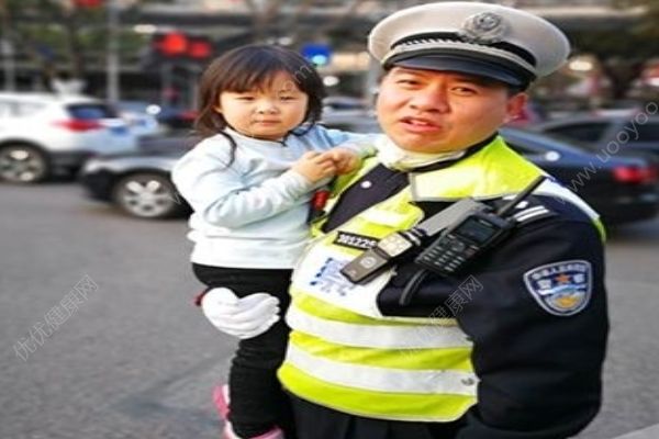 2歲女孩車流穿梭，民警抱護(hù)幫其尋找媽媽(1)