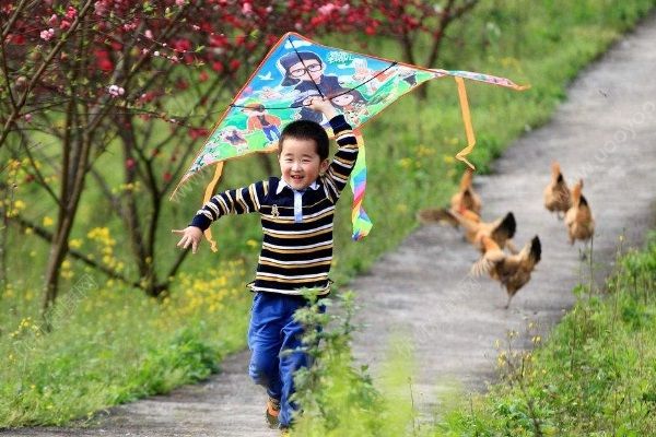 抱娃女子客車站內(nèi)被碾壓致死，帶娃出行要注意些什么？(3)