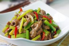 芹菜炒牛肉怎么做？芹菜炒牛肉的做法[圖]