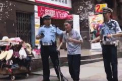 老人中暑摔倒，交警一路打扇護送回家[多圖]