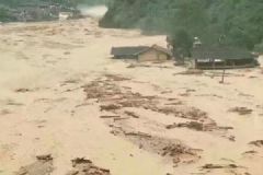 九寨溝山洪泥石流造成道路垮塌，民宅被泥石流沖擊[多圖]