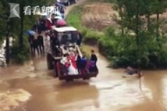 520最霸氣婚車，因暴雨積水用鏟車迎娶新娘[多圖]