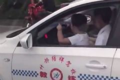 抱著孩子開車被停職，帶孩子開車要注意哪些安全事項？[多圖]