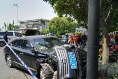 南京發(fā)生車禍，倒地女子當場死亡[多圖]