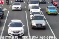 男子開車“吃雞”忘記開動，十余輛車受阻[多圖]