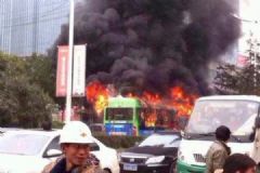 公交車起火自燃，乘客有序撤離幸無人員被困[多圖]