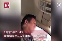 的哥開車時走一下停一下，旁邊乘客聽見其發(fā)出鼾聲[多圖]