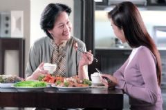 女人坐月子應(yīng)該大補(bǔ)嗎？坐月子期間飲食有什么講究？[圖]