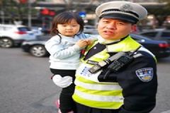 2歲女孩車流穿梭，民警抱護(hù)幫其尋找媽媽[多圖]