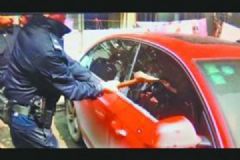 一歲寶寶被反鎖車內(nèi)，民警破窗鉆入車內(nèi)救出嬰兒[多圖]