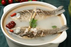 鯽魚湯有什么功效？鯽魚湯的功效與作用[圖]