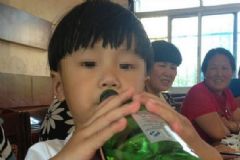 鄰居慫恿5歲男童喝酒致昏迷，小孩子喝酒有什么壞處？[多圖]