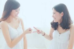 我是女生喜歡女生正常嗎？女生喜歡女生怎么辦？[多圖]