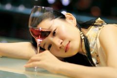 酒喝多了對(duì)身體有哪些影響？過(guò)量飲酒的害處[多圖]