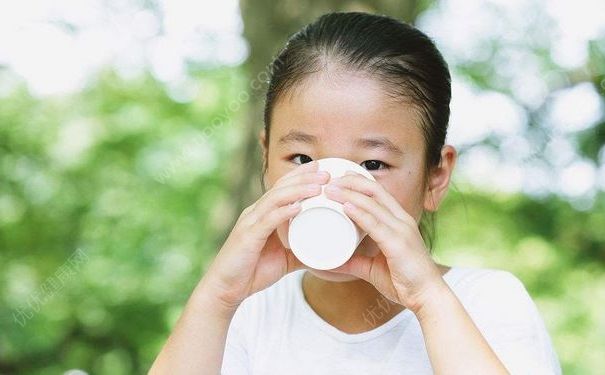 鄰居慫恿5歲男童喝酒致昏迷，小孩子喝酒有什么壞處？(4)