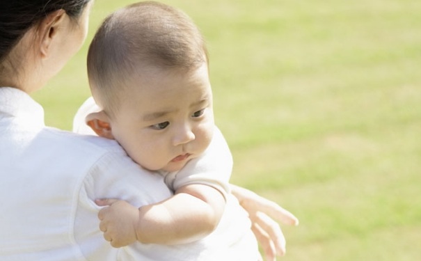 如何抱新生兒？新生兒正確的抱法是怎樣？(1)