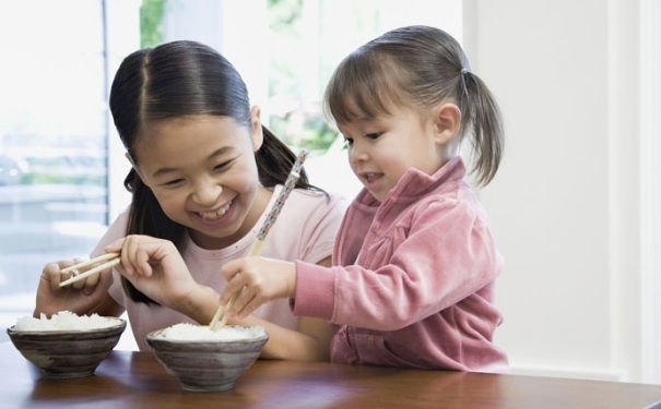 積食帶給孩子的危害有哪些？寶寶出現(xiàn)積食該怎么辦？(1)