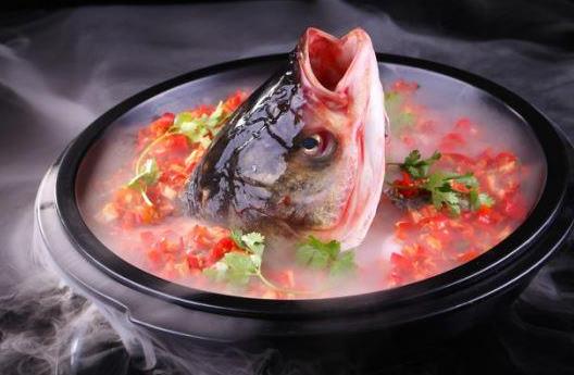 吃魚(yú)頭真的能補(bǔ)腦嗎？蔥油鮮鰱魚(yú)的做法