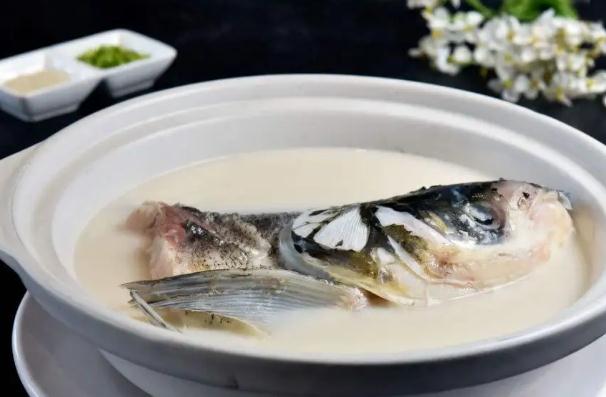 鯽魚湯的做法有哪些？魚湯里放什么蔬菜最有營(yíng)養(yǎng)？