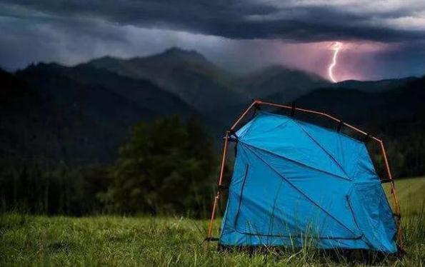 戶外活動包括什么？在戶外遇到雷雨怎么辦？