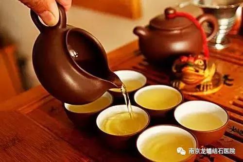 有腎結(jié)石，還能喝茶嗎？南京龍?bào)唇Y(jié)石醫(yī)院為您解析